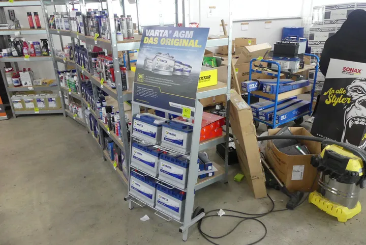 VARTA Verkaufsregal mit Inhalt verschiedene Varta Autobatterien